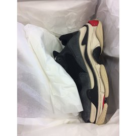 Balenciaga-Triple S-Black