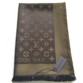 Louis Vuitton-Louis Vuitton Monograma Clássico Marrom e Dourado Shine Scarf-Marrom