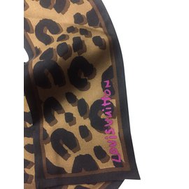 Louis Vuitton-Bufanda de leopardo de seda-Multicolor