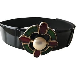 Ceinture Chanel en cuir verni noir avec perle et boucle bijoux Noir