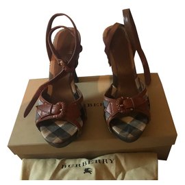 Burberry-Sandalen-Karamell