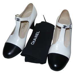 Chanel-Heels-Black,White