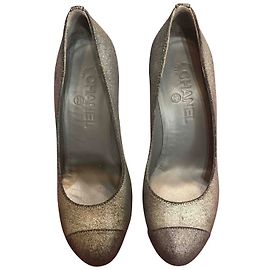 Escarpins Chanel en cuir gris taille 37 Gris