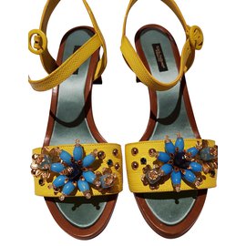Dolce & Gabbana-Krokodilhaut-Sandalen mit Muscheln-Rot,Blau,Gelb