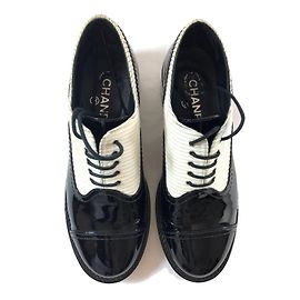 Chanel Derby-Schuhe Schwarz Weiß