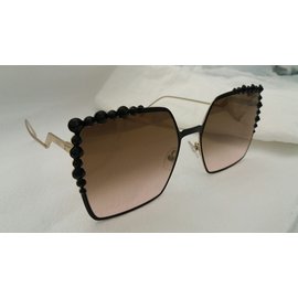 Fendi-Sunglasses-Black,Golden