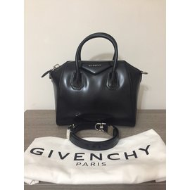 Givenchy-Antigona-Nero