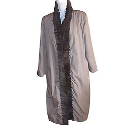 Gabardina Yves Saint Laurent marrón con piel de mapache Castaño