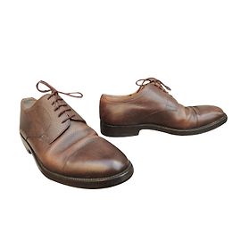 Sapatos Derby Givenchy em couro granulado marrom Marrom