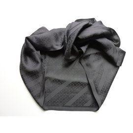 Louis Vuitton-Foulard en soie noire imprimée-Noir