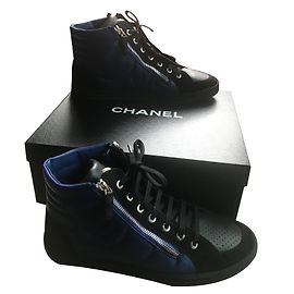 Sneakers Chanel in pelle blu e nera Blu