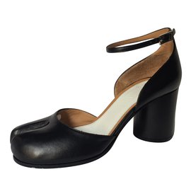 maison margiela tabi sandals