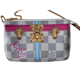 Louis Vuitton Unterarmtasche Weiß
