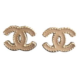 Brincos Chanel em latão dourado e esmalte bege Bege