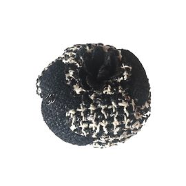 Chanel Alfinetes e broches Preto Cru