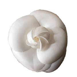 Chanel Alfinetes e broches Branco