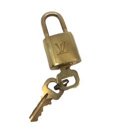 Louis Vuitton-Lock-Golden