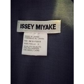 Issey Miyake-Chaquetas-Gris