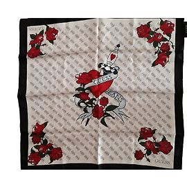 Lenço de seda Guess com motivos de corações e rosas Outro