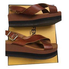 Fendi-Sandalias-Caramelo