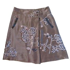 Falda de seda Essentiel Antwerp con bordado floral castaña Castaña