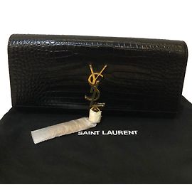 Clutch Yves Saint Laurent em couro preto com estampa croco Preto
