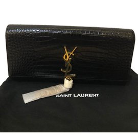 Yves Saint Laurent Clutch aus Leder schwarz Krokoprägung Schwarz