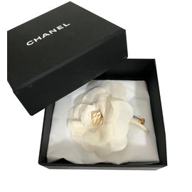 Chanel-Broche Camellia Chanel-Blanco roto