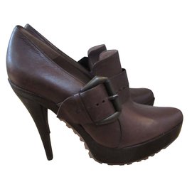 Pura Lopez-heel is 13 cm and the plateau is 3.5 cm-Brown