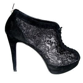Escarpins peeptoe en dentelle et daim noir Russell & Bromley Noir