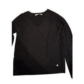 Ikks-Suéter con cuello de pico para mujer modelo 616-Negro