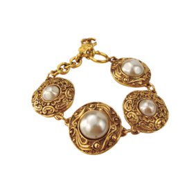 Chanel-Pulsera de cadena con encanto de COCO de medallas de perlas falsas CHANEL-Dorado
