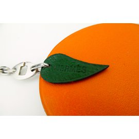 Hermès-Charm di Hermès con motivo di frutta arancione in pelle con ciondolo per catena in metallo-Arancione