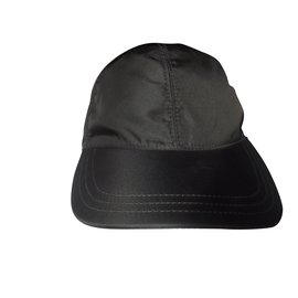 Prada-Sombreros-Negro