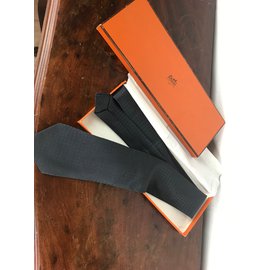 Hermès-H-Cinza