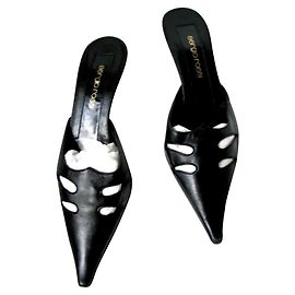 Mules Sergio Rossi em couro preto com recortes Preto