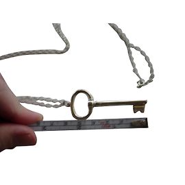 XL sterling silver key from Tiffany & Co. with its T & Co jumper chain. Silver 925 Silvery