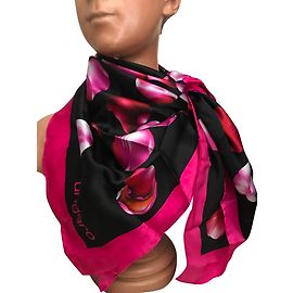 Pañuelo de seda Emanuel Ungaro Negro Flores Rosas 90x90 Negro