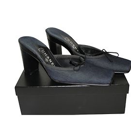 CHANEL mulas em denim e couro Azul