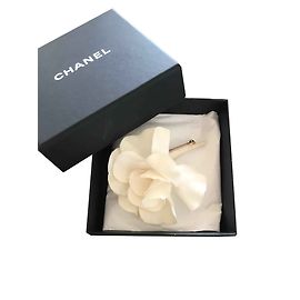 Broche Camélia Chanel Fora de branco