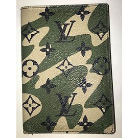 Louis Vuitton Monogramouflage titular de pasaporte Verde