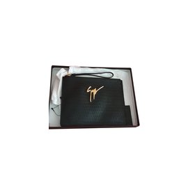 Giuseppe Zanotti-Giuseppe Zanotti Logo lClutch / Black Pochette en cuir grainé façon crocodile Prix de vente conseillé £500-Noir