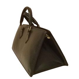 Bolsa Louis Vuitton Triangle em couro preto Preto
