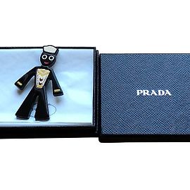 Prada Leather & Bakerlite Soldatenbrosche Schwarz