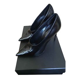 Yves Saint Laurent Teddy pump in shiny leather Black