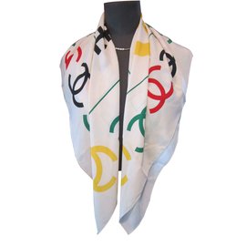 Chanel Lenços de seda Multicor