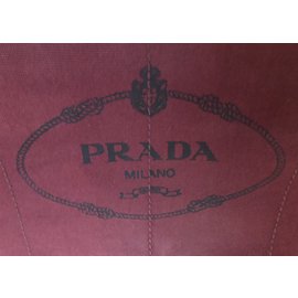 Prada-Handtaschen-Bordeaux