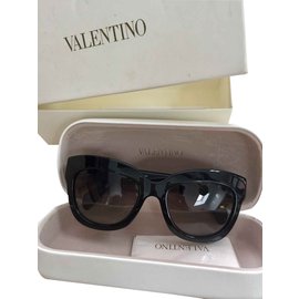 Valentino-Sunglasses-Black