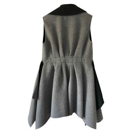 Fendi-Sleeveless coat pockets ornate with mink flowers-Grey