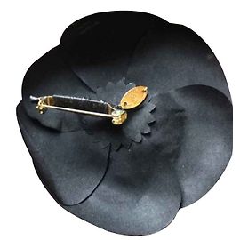 Broche Chanel Camélia de seda preta Preto